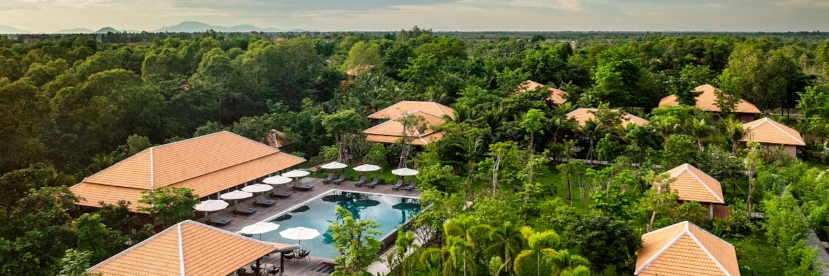 Luftaufnahme der traditionellen Bungalows und des Pools im Farmhouse Resort & Spa in der Provinz Kampong Chhnang.