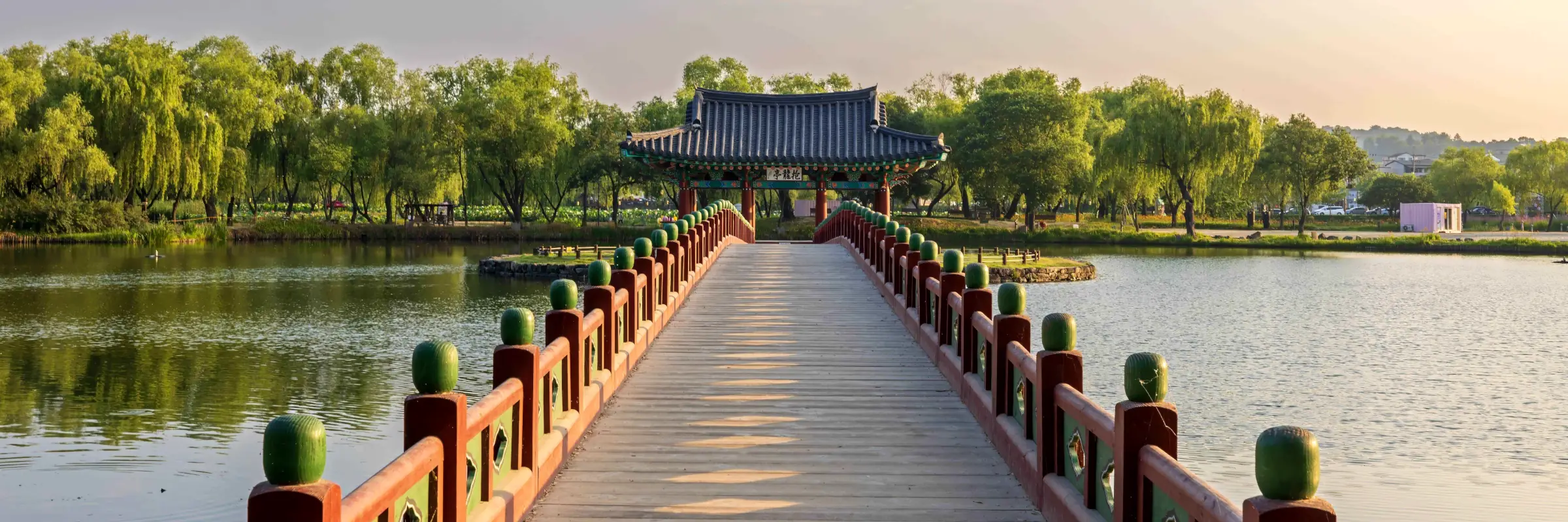 Der historische Gungnamji-Teich im Seodong-Park in der koreanischen Stadt Buyeo