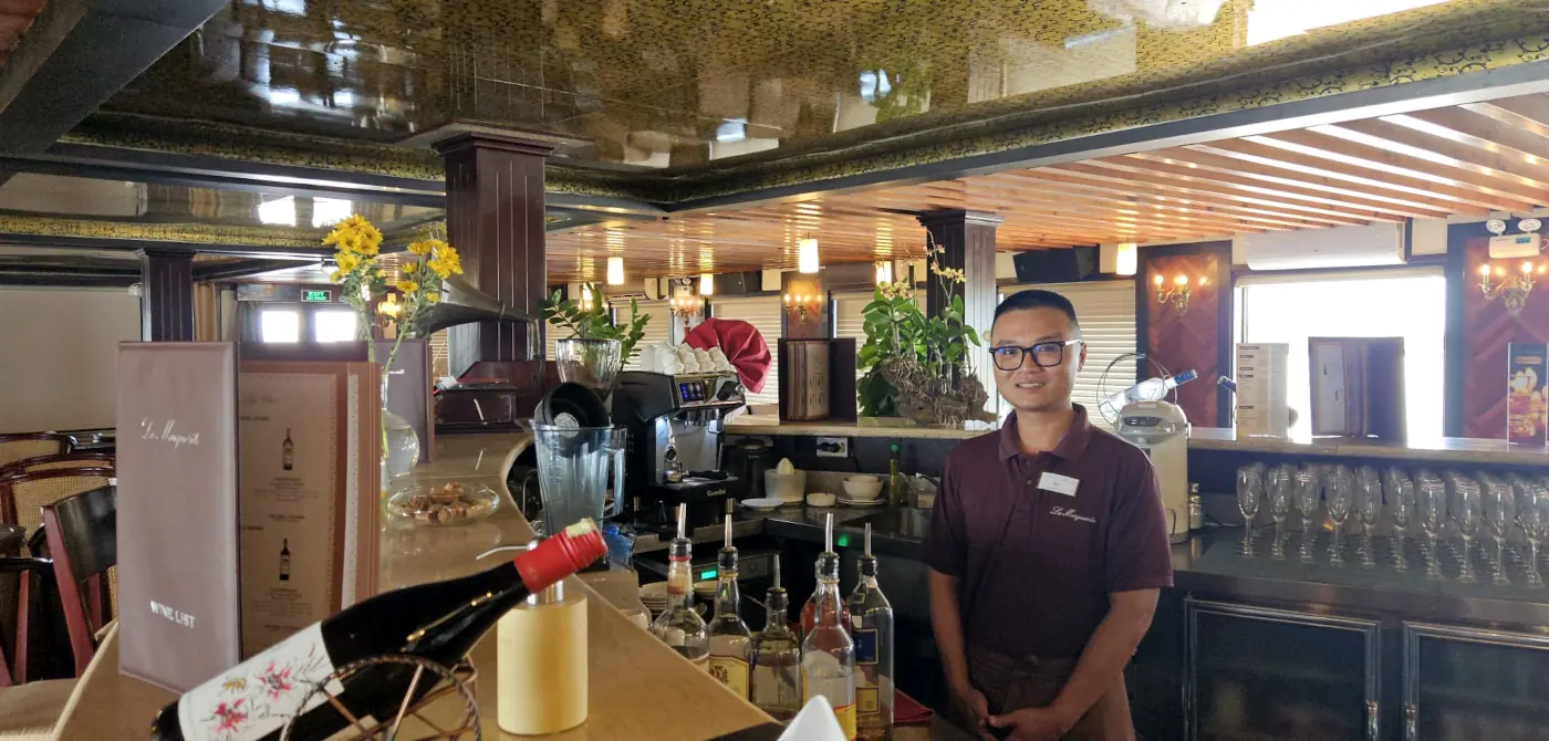 Bar und Kellner auf der MV La Marguerite