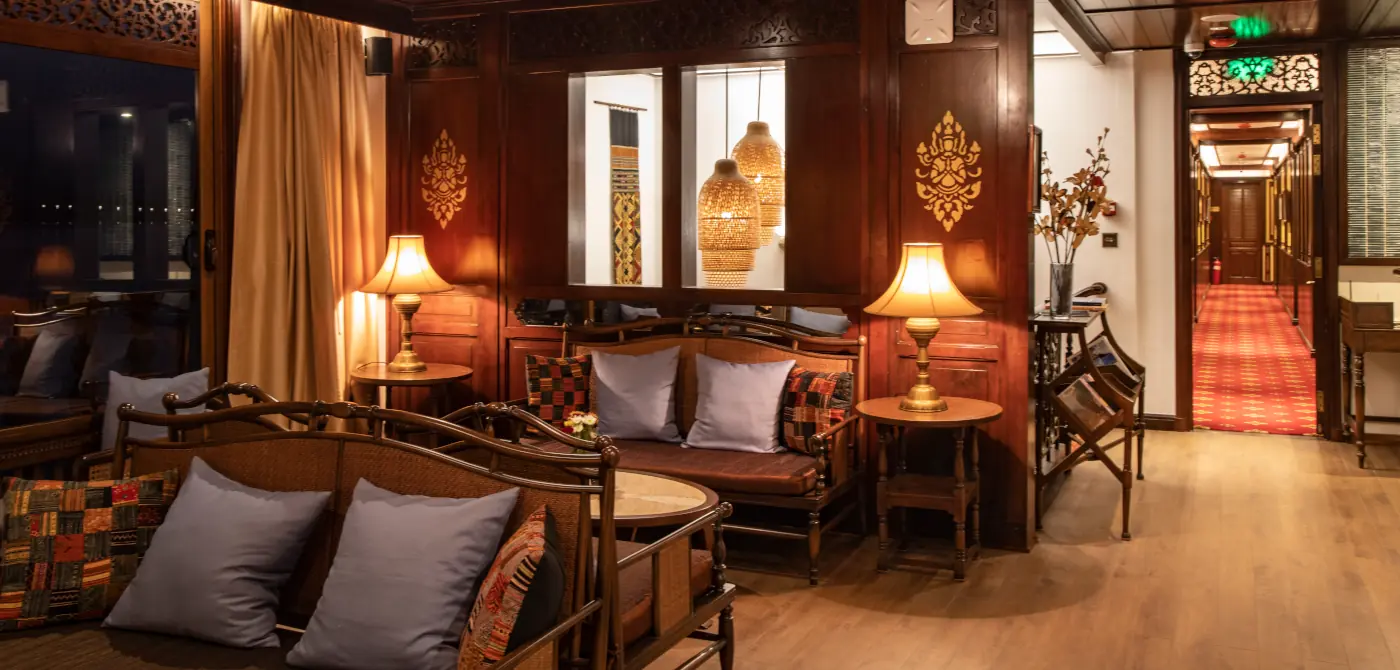 Luxuriöse Lounge an Bord des Boutique Schiffs Anouvong bei Fahrt auf dem Mekong zwischen Thailand und Laos