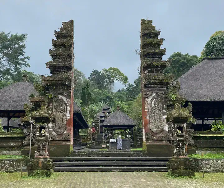 Traditionelle Tempelanlage auf Bali mit gestuften Toren