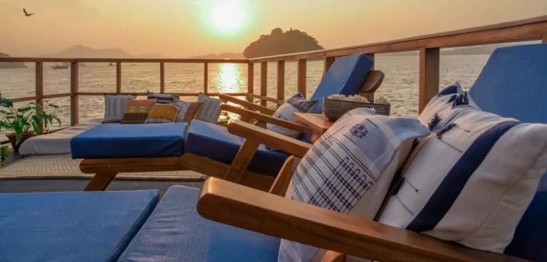 Sonnendeck auf der MV Rudra Singha bei Fahrt auf dem indischen Fluss Brahmaputra Sonnendeck auf der MV Rudra Singha bei Fahrt auf dem indischen Fluss Brahmaputra