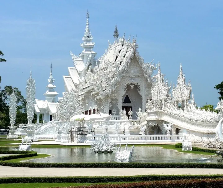 Der Wat Rong Khun Tempel in der thailändischen Provinz Chiang Rai ist ein seit 1997 im Bau befindliches Kunstwerk im Stile einer buddhistischen Tempelanlage.