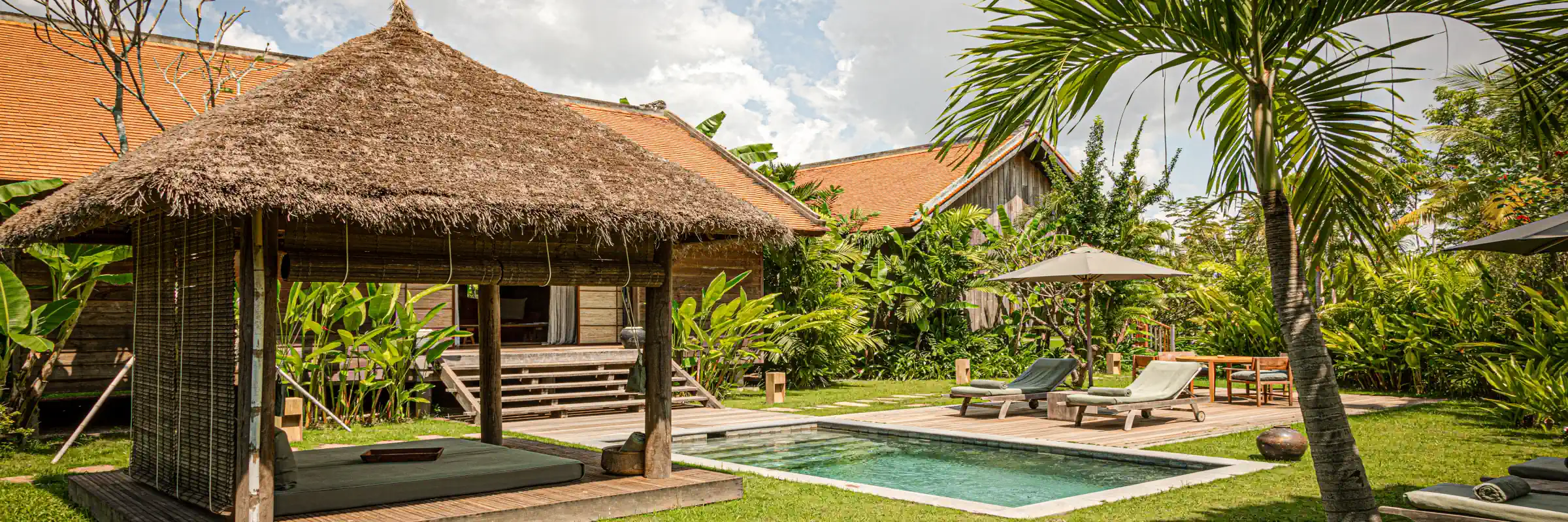 Freistehende Phum Suite Villa mit eigenem Swimmingpool und Reetdach-Pavillon im Resort Zannier Phum Baitang.