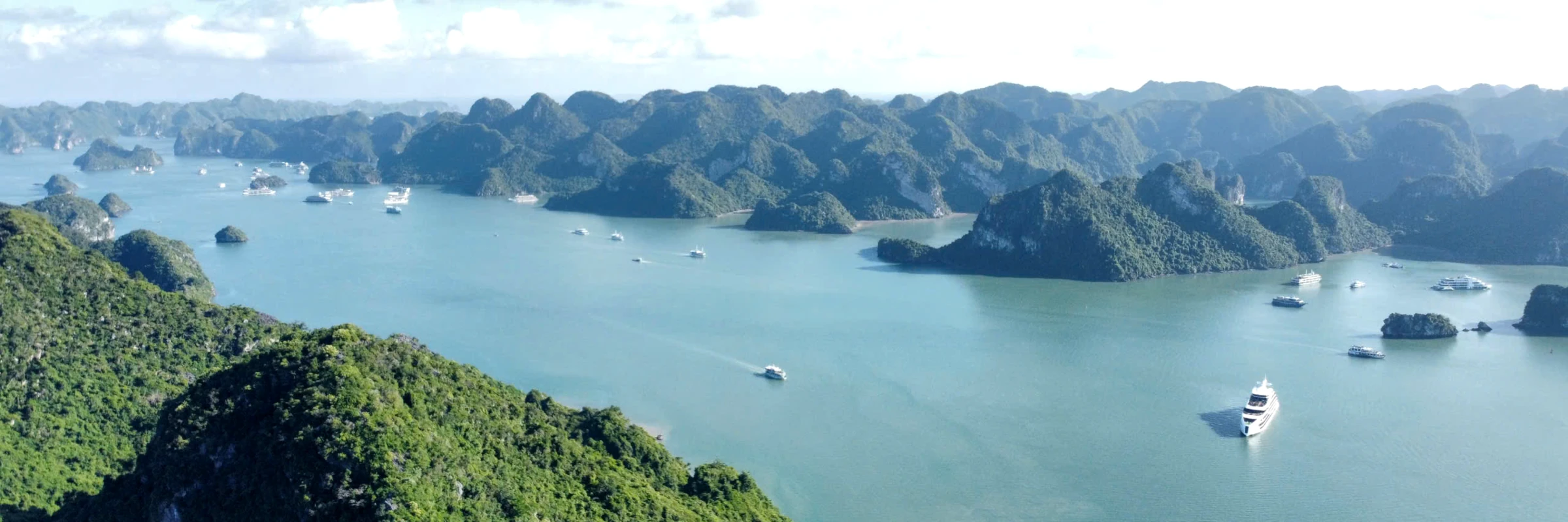 Ausflugs- und Kreuzfahrtschiffe in der Bai Tu Long Bucht in Vietnam