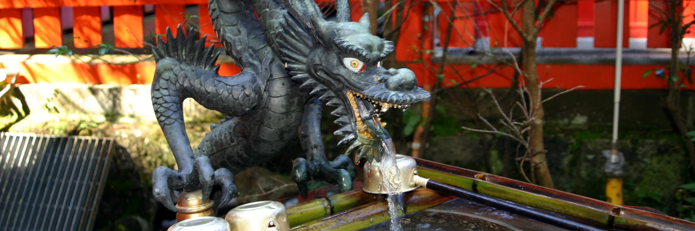 Drachenbrunnen zur rituellen Reinigung am Hakone-Schrein in Japan