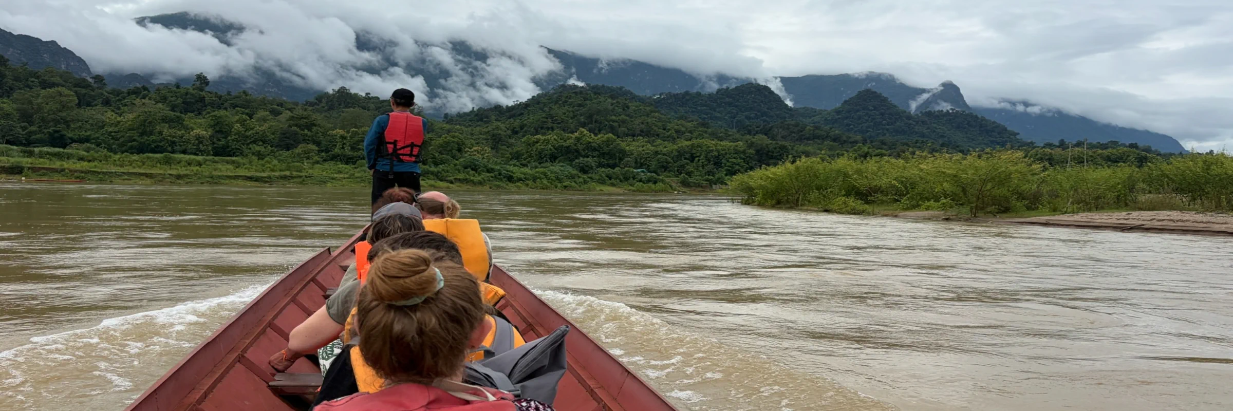 Bootsfahrt mit dem Holzboot über den Nam Khan Fluss zum MandaLao Elephant Conservation in Laos