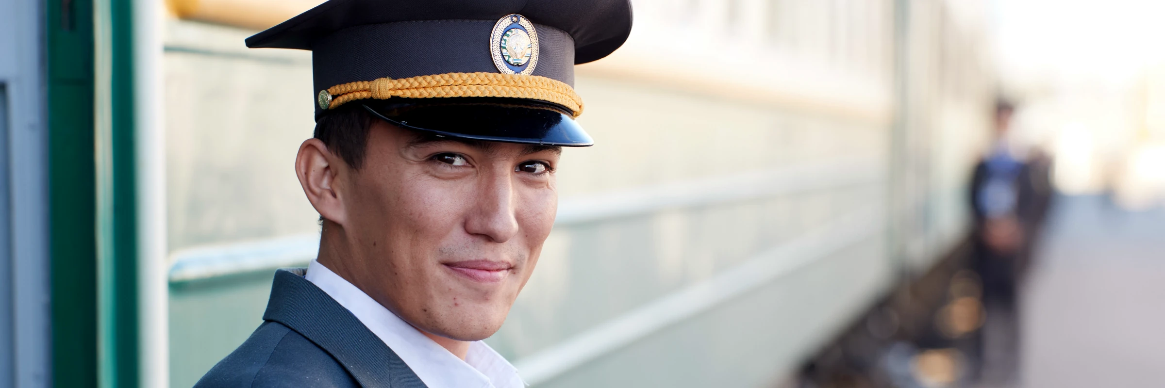 Mitarbeiter des usbekischen Zugpersonals im Orient Silk Road Express