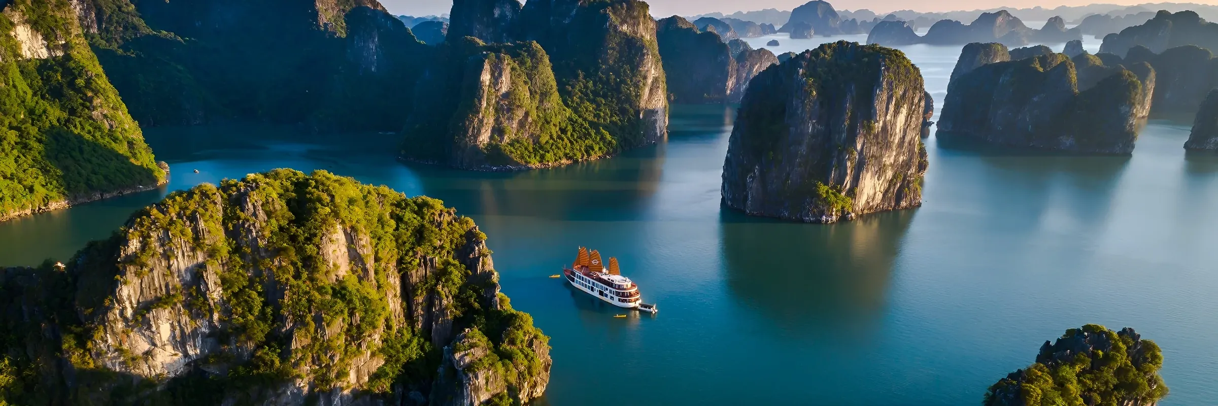 Moderne Dschunke in der Bai Tu Long Bucht in Vietnam