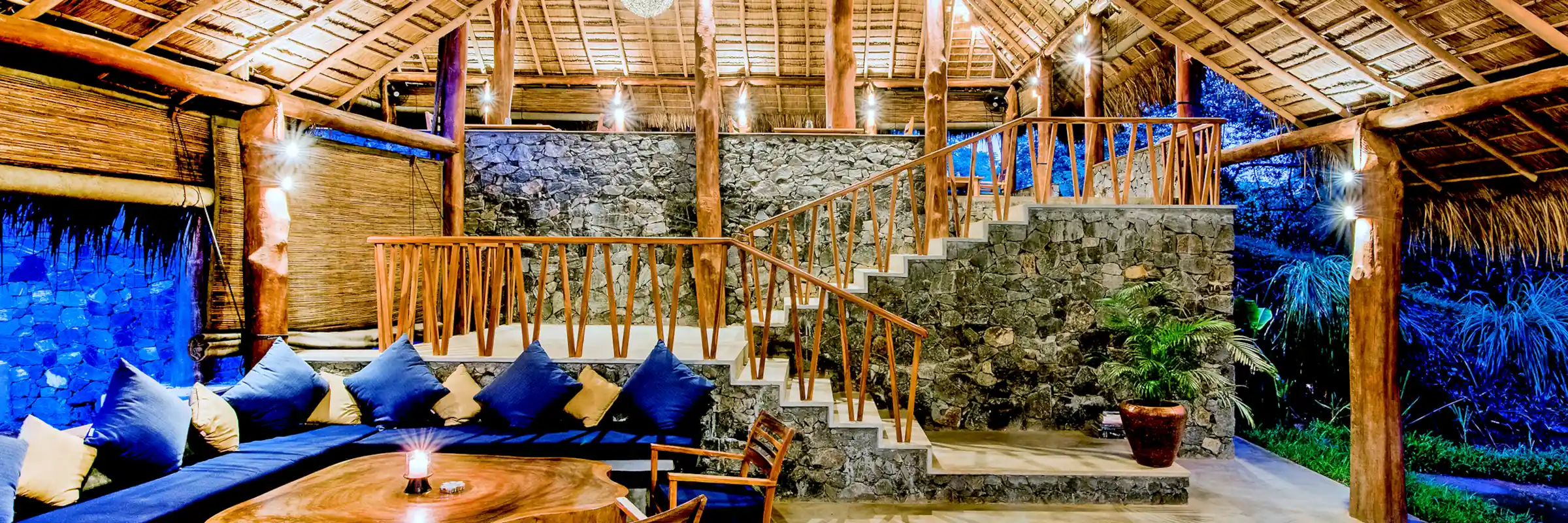 Offener Loungebereich im Hauptgebäude der Gal Oya Lodge bei Abendbeleuchtung