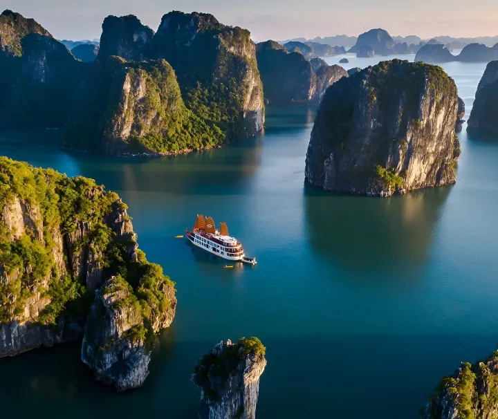 Moderne Dschunke in der Bai Tu Long Bucht in Vietnam