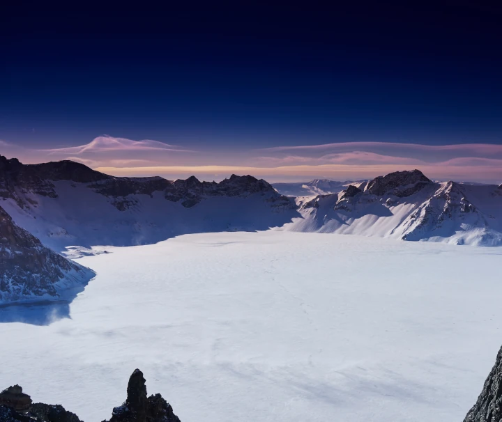 Zugefrorener Tianchi-See im Changbai-Gebirge im Nordosten Chinas