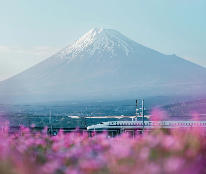 Shinkansen-Hochgeschwindigkeitszug auf Fahrt entlang des Fußes des Mount Fuji in Japan