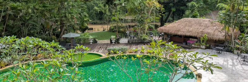 Panoramablick über den Pool und den Kwai River im River Kwai Resotel Kanchanaburi