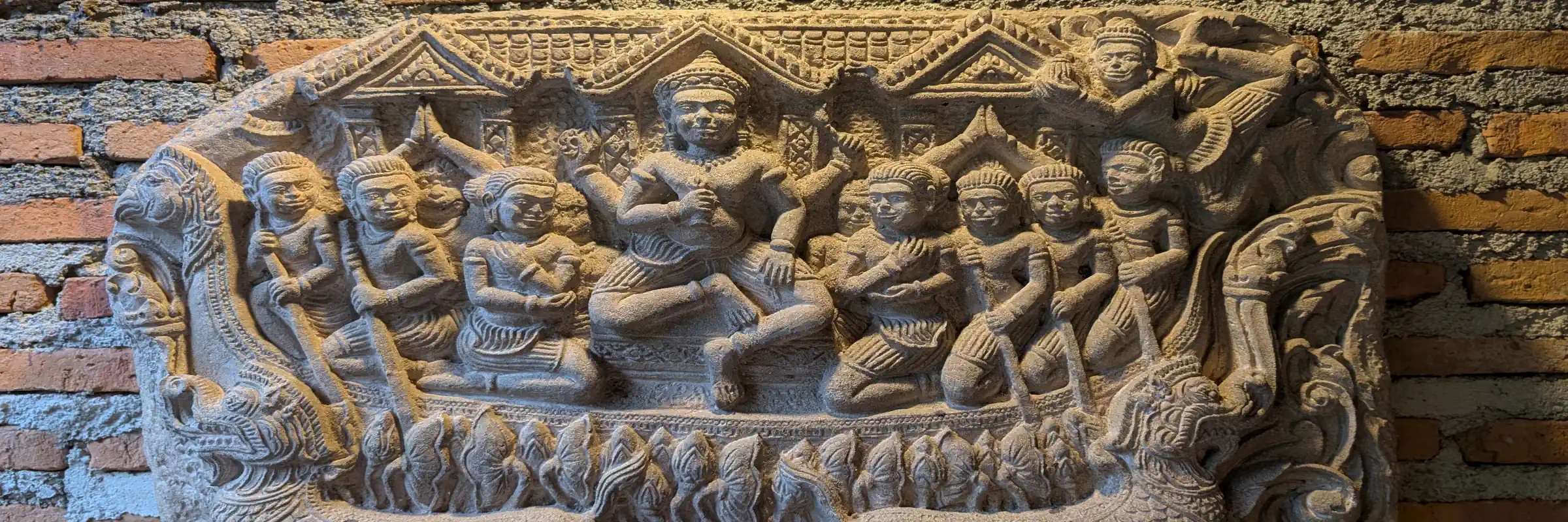 Traditionelles thailändisches Steinrelief an einer Backsteinwand im Restaurant des River Kwai Resotel