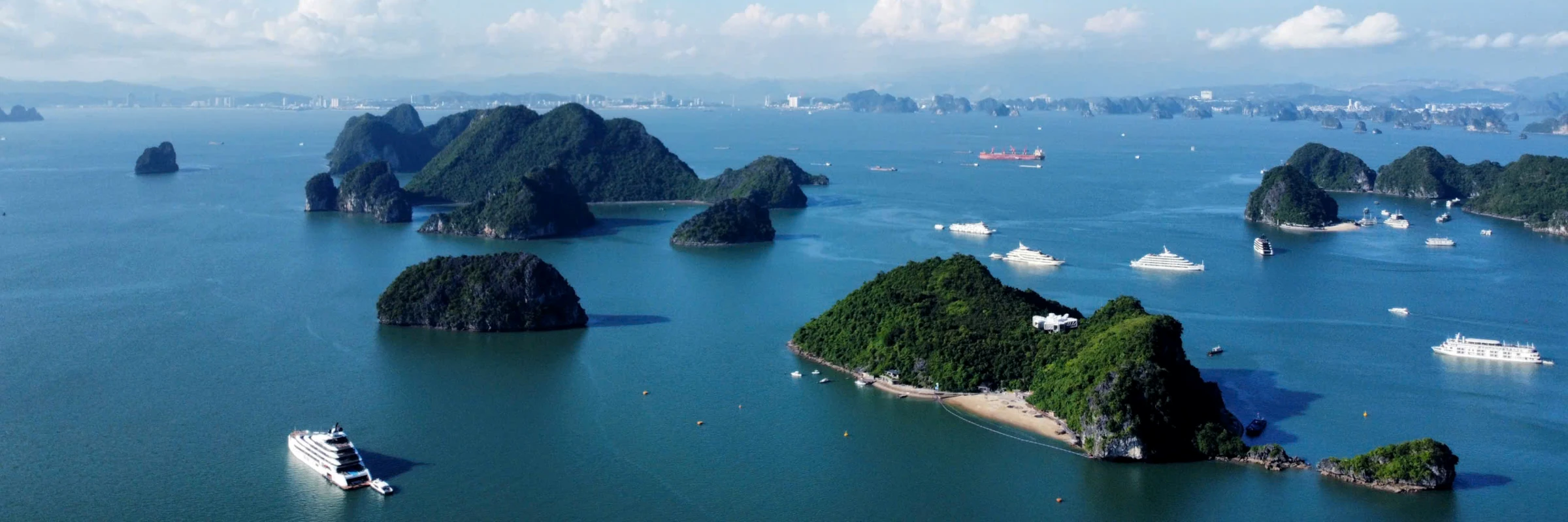 Schiffe und Boote in der Bai Tu Long Bucht im Golf von Tonkin in Vietnam