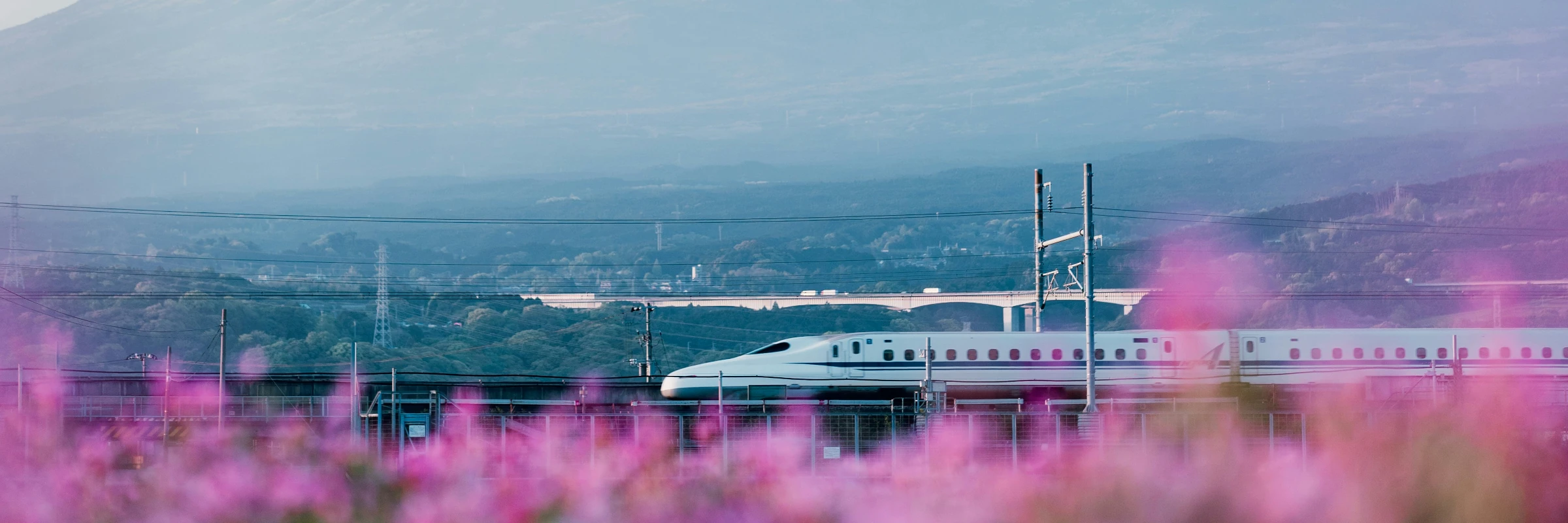 Shinkansen-Hochgeschwindigkeitszug auf Fahrt entlang des Fußes des Mount Fuji in Japan