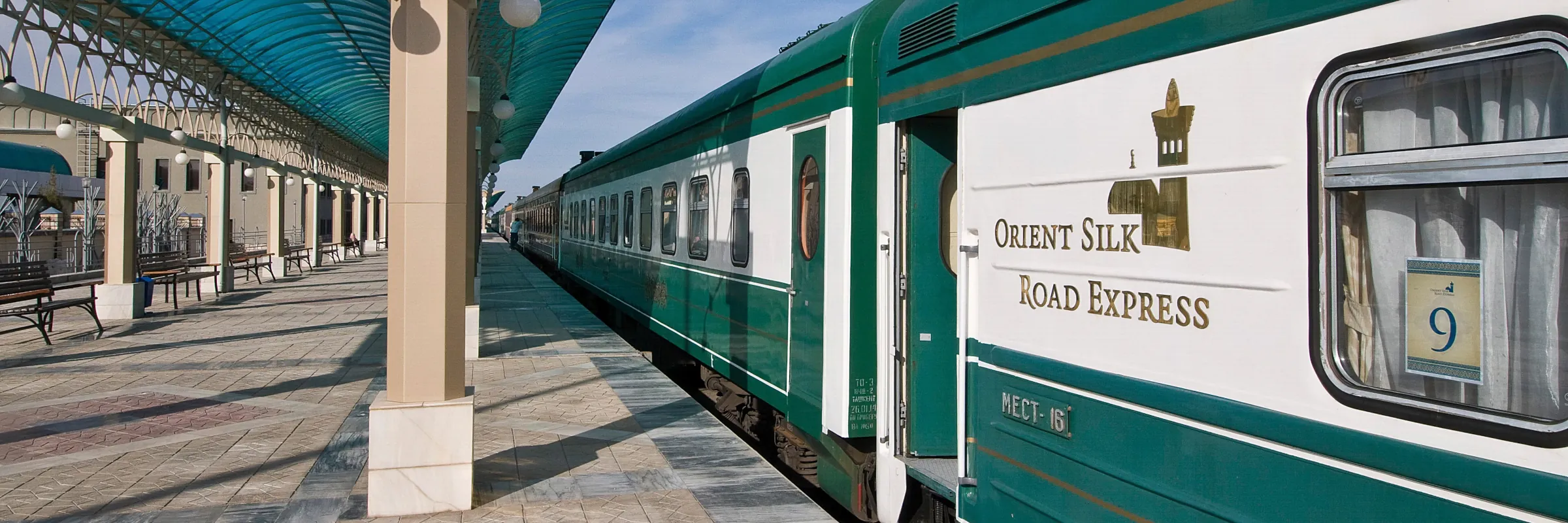 Sonderzug Orient Silk Road Express am Bahnsteig