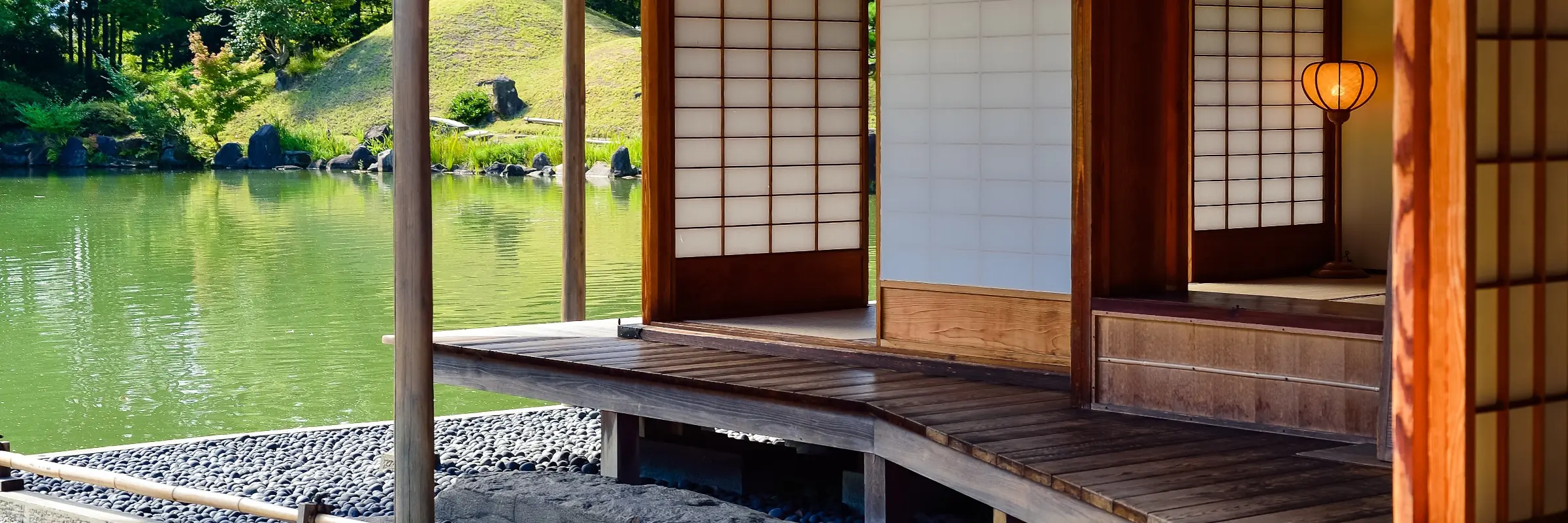 Traditionelle japanische Holzvilla im Sukiya-Stil am Ufer eines Teichs