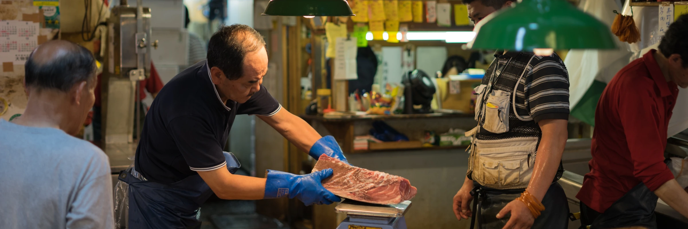Verkauf von frischem Fisch auf dem Tsukiji-Fischmarkt in Tokio in Japan