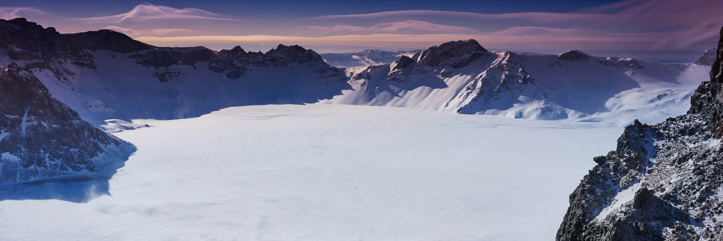 Zugefrorener Tianchi-See im Changbai-Gebirge im Nordosten Chinas